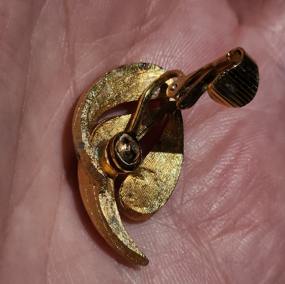 Vintage 'Flame' Clip-on Earrings - Picture 6 of 9